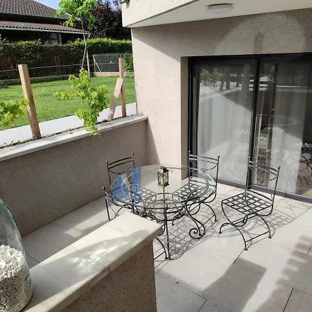 Avec Terrasse Et Acces Piscine Proche Apartment